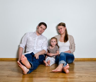 duvara karşı katta oturan mutlu bir aile