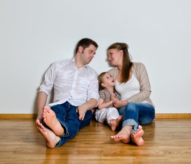 duvara karşı katta oturan mutlu bir aile