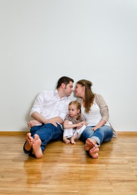 duvara karşı katta oturan mutlu bir aile