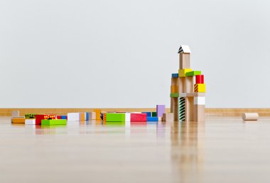 beyaz duvar karşı ahşap zemin üzerinde renkli cam yapı taşları