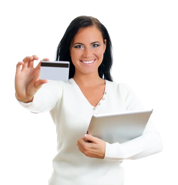 Donna sorridente con carta di credito. Isolato su bianco . — Foto Stock
