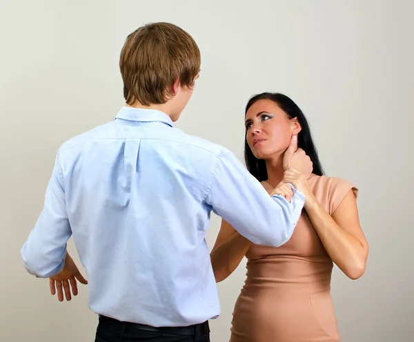 Мужчина бьет женщину, изображая домашнее насилие — стоковое фото