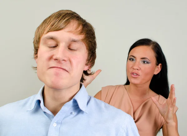 Pareja joven discutiendo. Un hombre furioso — Foto de Stock