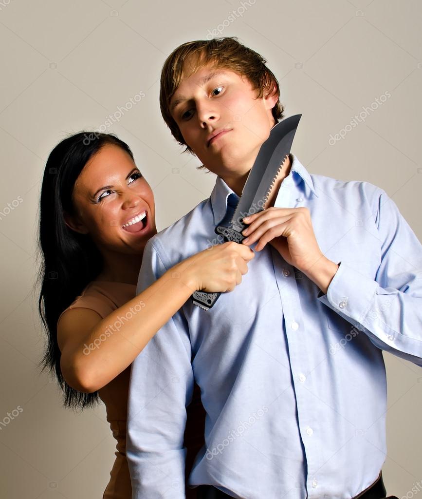 Бывший муж ножом. Женщина замахивается. Человек замахивается ножом. Девушка замахивается ножом.
