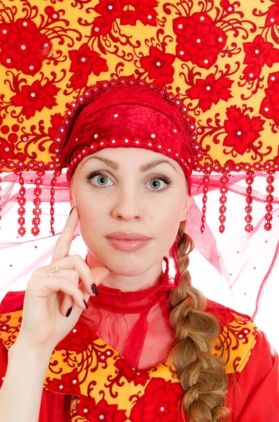 Donna in abiti tradizionali russi. Isolato su bianco . — Foto Stock