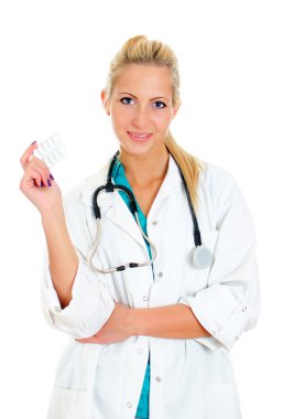 genç bir kadın doktor holding hapları. beyaz izole