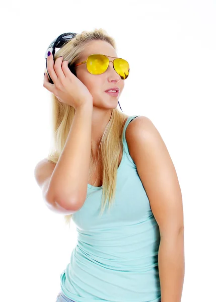 Jonge vrouw luisteren muziek in hoofdtelefoons. geïsoleerd op wit. — Stockfoto