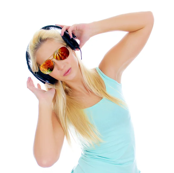 Wanita muda mendengarkan musik dengan headphone. Terisolasi di atas putih . — Stok Foto