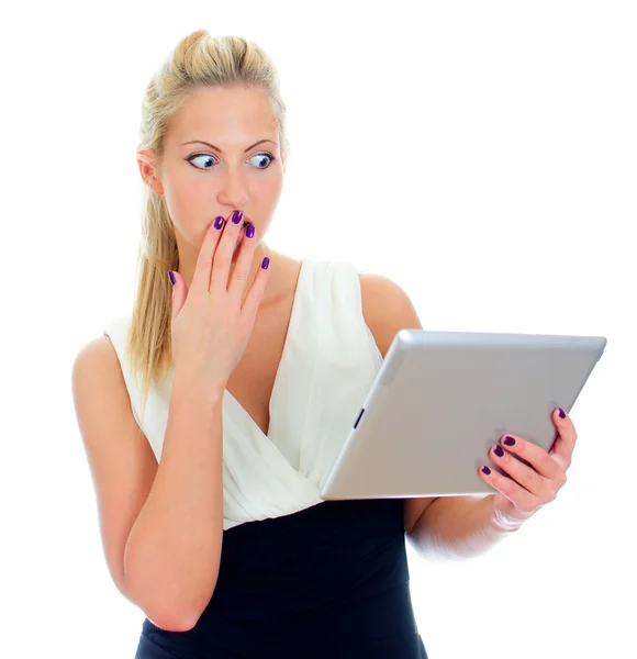 Giovane donna guardando tablet computer con sorpresa. Isolato su bianco — Foto Stock