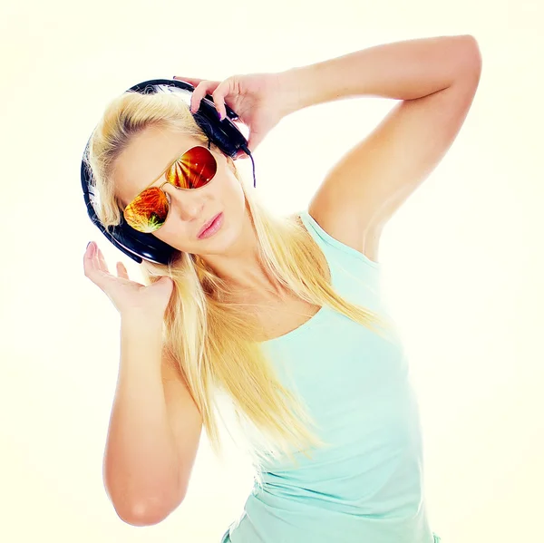 Jonge vrouw luisteren muziek in hoofdtelefoon. — Stockfoto