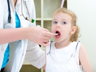 sevimli küçük kız çocuk doktoru ve alarak ilaç ziyaret