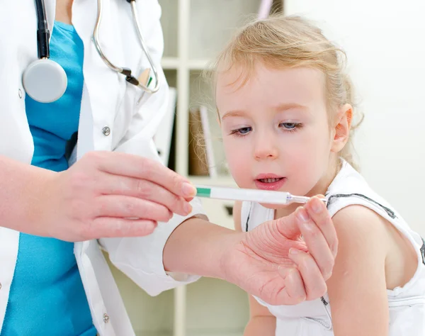 Carino bambina in visita pediatra — Foto Stock