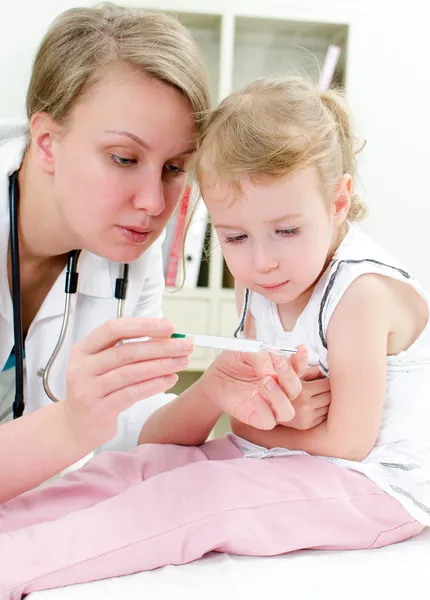 Nettes kleines Mädchen besucht Kinderarzt — Stockfoto