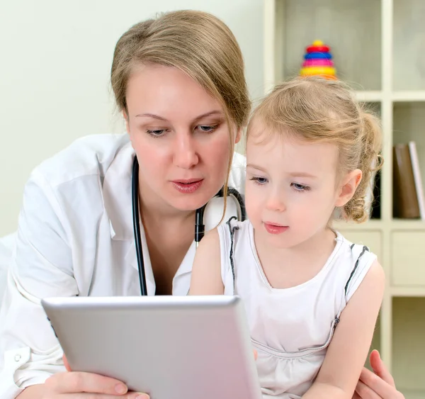 Gyermekorvos és a kislány, segítségével a tábla-PC — Stock Fotó