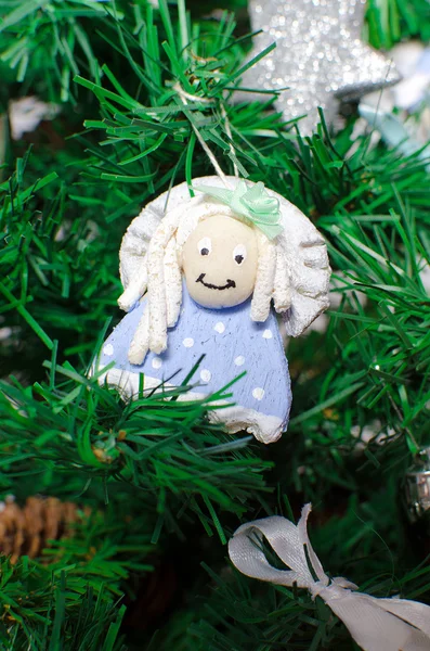 Xmas ağacı üzerinde komik dekoratif melek — Stok fotoğraf