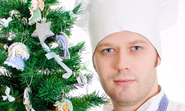 Retrato de cozinheiro chef perto da árvore de xmas. Isolado em branco — Fotografia de Stock