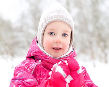 winter park arka plan üzerinde sevimli küçük kız portresi