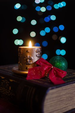 Yanan Mum ve bokeh ışıklar arka plan üzerinde mevsimlik dekorasyon