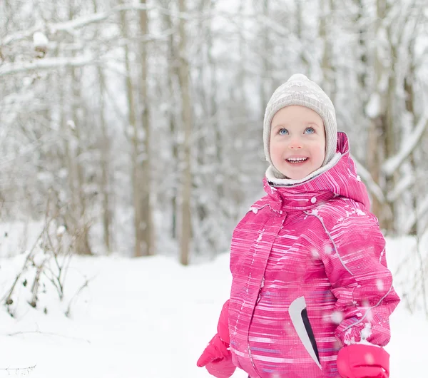 Little girl having fun in the park in winter — Stock Photo, Image