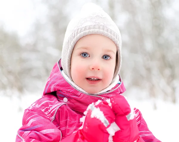 Portrait of cute little girl on winter park background — Stock Photo, Image