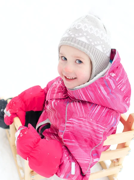 Porträt eines süßen kleinen Mädchens im Schlitten — Stockfoto