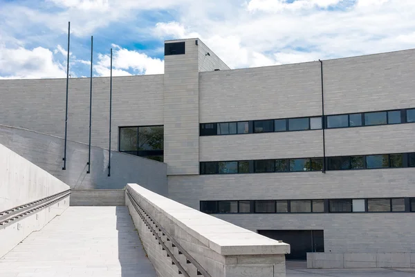 Fachada de edificio gris claro sobre fondo celeste —  Fotos de Stock