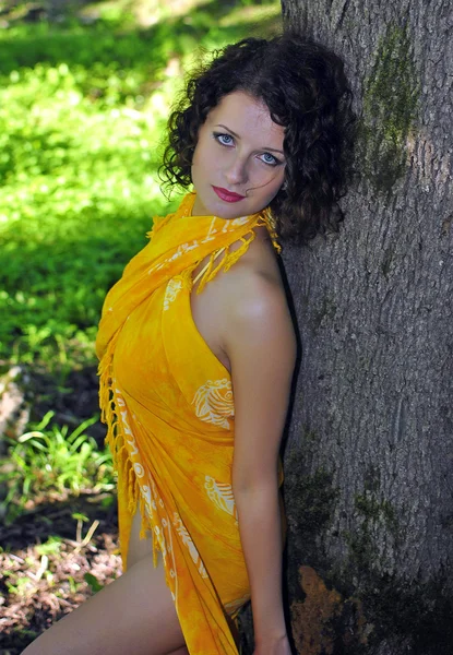Unga vackra kvinnan nära trädet — Stockfoto