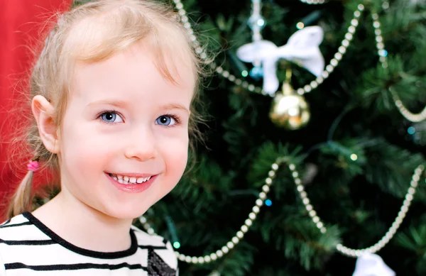 Noel arka plan üzerinde sevimli küçük bir kız portresi — Stok fotoğraf