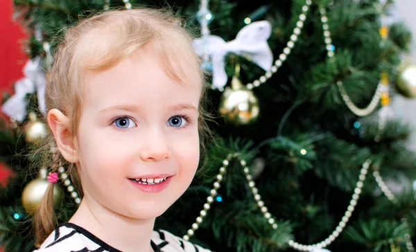 Retrato de uma menina bonito no fundo de Natal — Fotografia de Stock