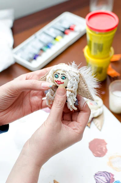Maken van souvenirs. handgemaakte decoratieve engelen — Stockfoto