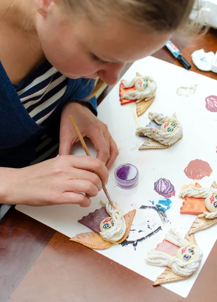 Maken van souvenirs. handgemaakte decoratieve engelen — Stockfoto