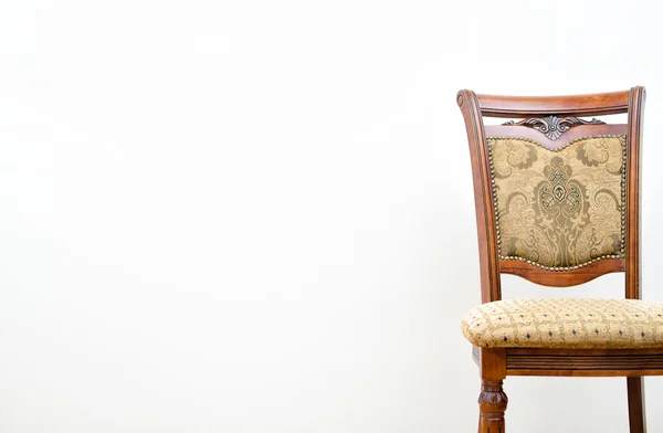 Klassieke stoel op witte muur achtergrond — Stockfoto