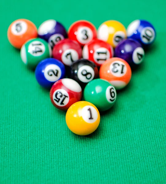 Balles de billard sur table en feutre vert — Photo