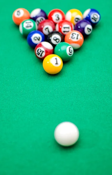 Balles de billard sur table en feutre vert — Photo