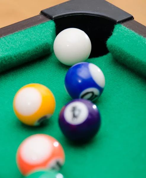 Bolas de jogo de piscina na mesa de feltro verde — Fotografia de Stock