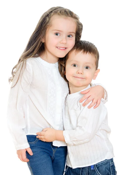 Um abraço de menina e menino. Isolado em branco — Fotografia de Stock