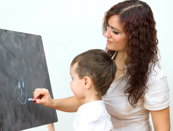 Dessin femme et petit garçon à bord — Photo