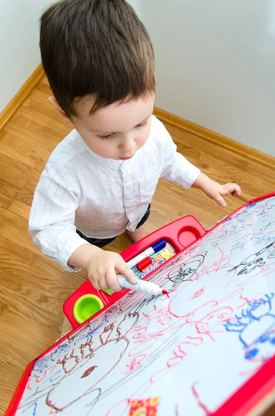 Kleine jongen tekenen op het whiteboard. bovenaanzicht — Stockfoto