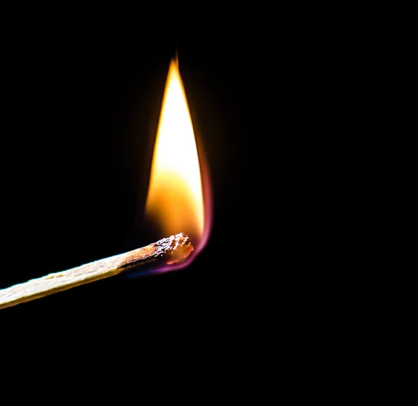 Jogo em chamas sobre fundo preto — Fotografia de Stock