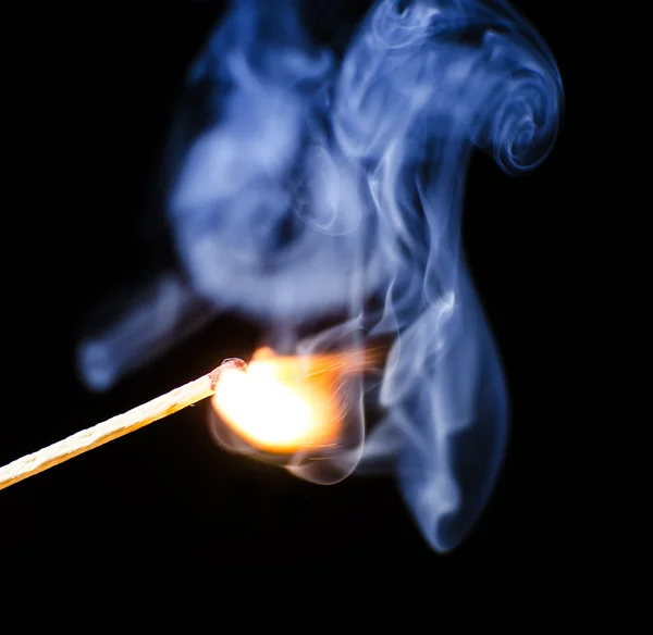 Mecz zapłonu z dymu na czarnym tle — Zdjęcie stockowe