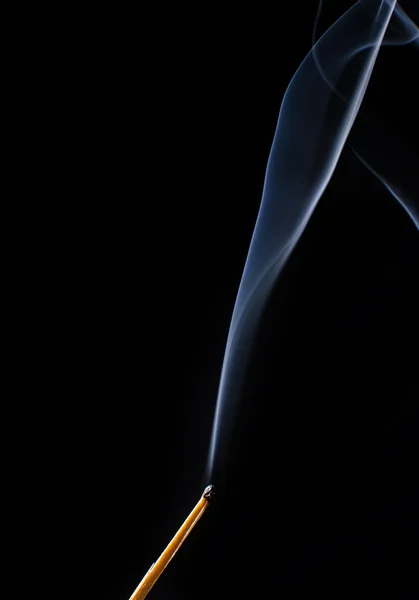 Feuerloses Streichholz und Rauchschwaden auf schwarzem Hintergrund — Stockfoto