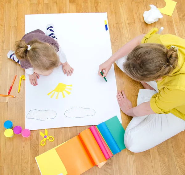 genç bir kadın ve küçük kızı birlikte katta oturan çizim. Üstten Görünüm
