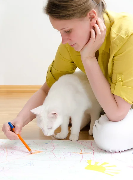 Ung kvinna och liten flicka ritning tillsammans sitter på golvet — Stockfoto