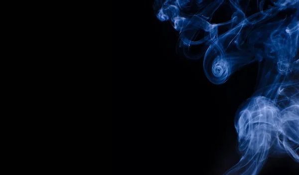 Curls humo azul sobre fondo negro —  Fotos de Stock