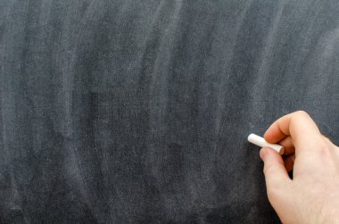 tahtaya tebeşir ile yazılmış metni