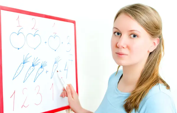 Jovem professor de classe primária de pé perto whiteboard — Fotografia de Stock