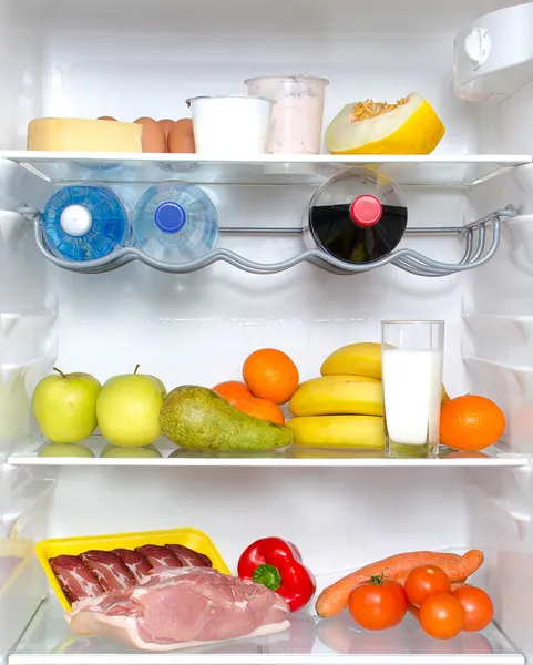 Nevera abierta llena de frutas, verduras y carne —  Fotos de Stock