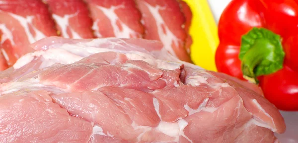Крупним планом вид на свіже м'ясо в холодильнику — стокове фото