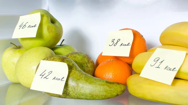 Buzdolabı dolu meyve ile işaretli kalori açık