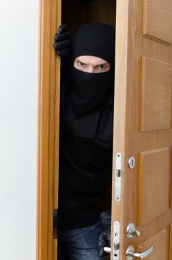 Eve zorla maskeli erkek hırsız